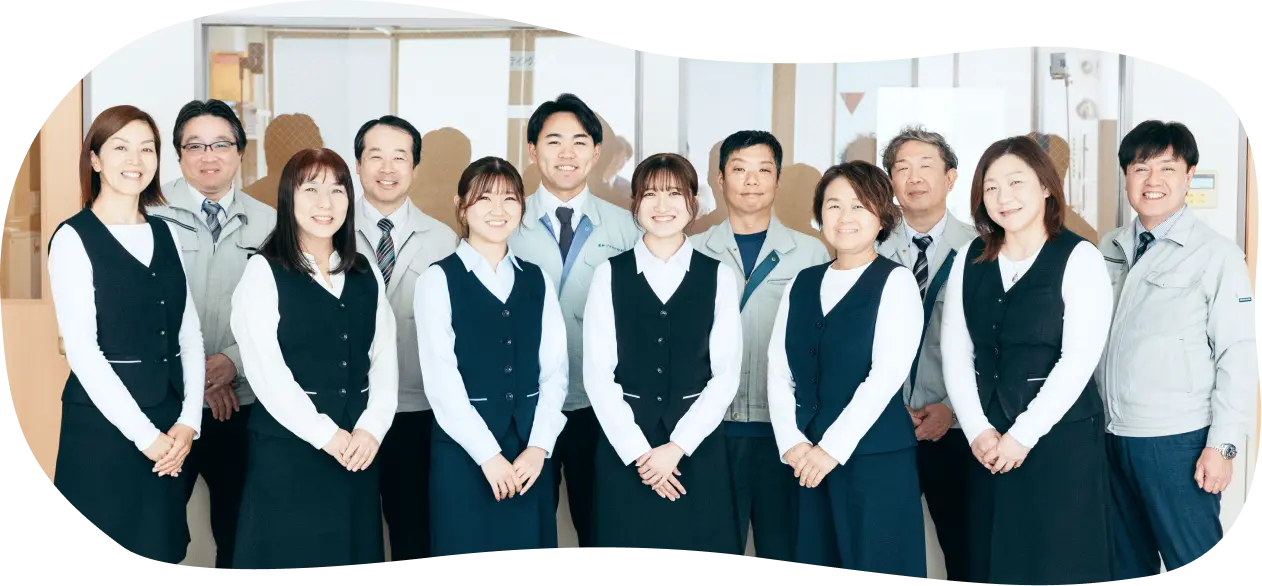 東和グラビヤ印刷株式会社の社員たちが笑顔で並ぶ集合写真